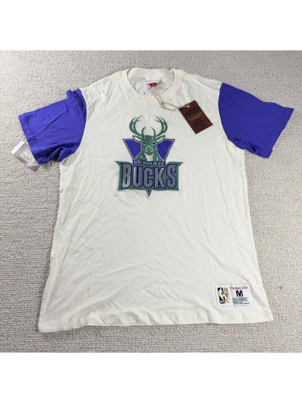 Mitchell & Ness Milwaukee Bucks Embroidered T-Shirt Beige Green Men’s Size M